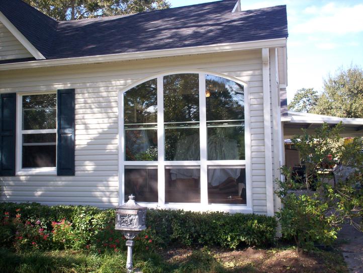 House with Aluminum Window — Lafayette, LA — Dave's Screen & Windows, Inc
