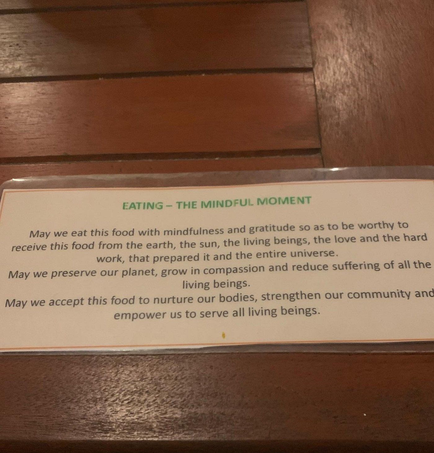 Sign on a wooden table with text about mindful eating.
