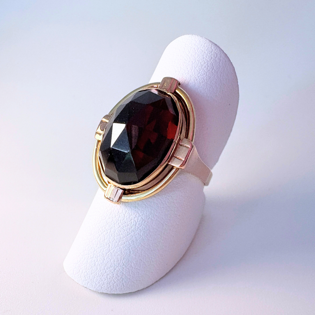 Gouden ring met granaat maat 16,5