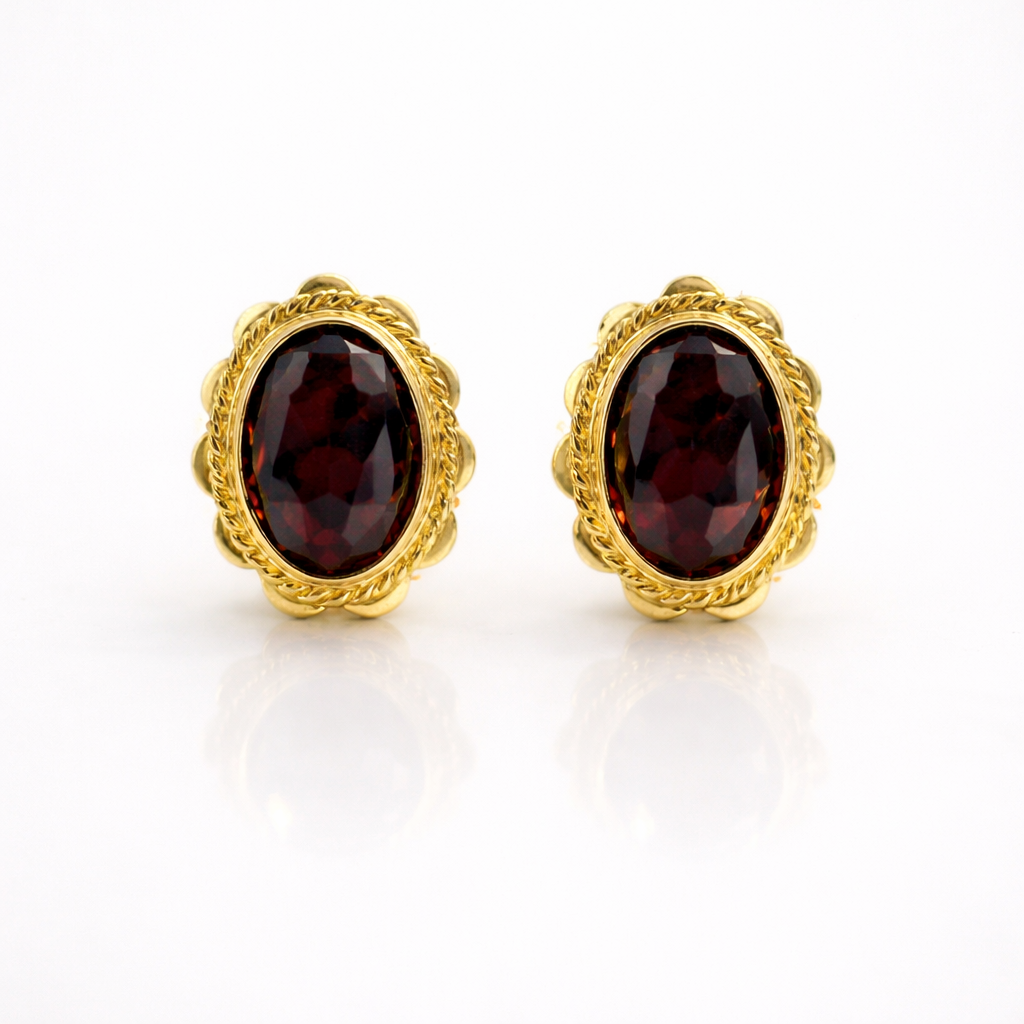 Gouden oorstekers granaat Juwelier Schouten Middenwaard