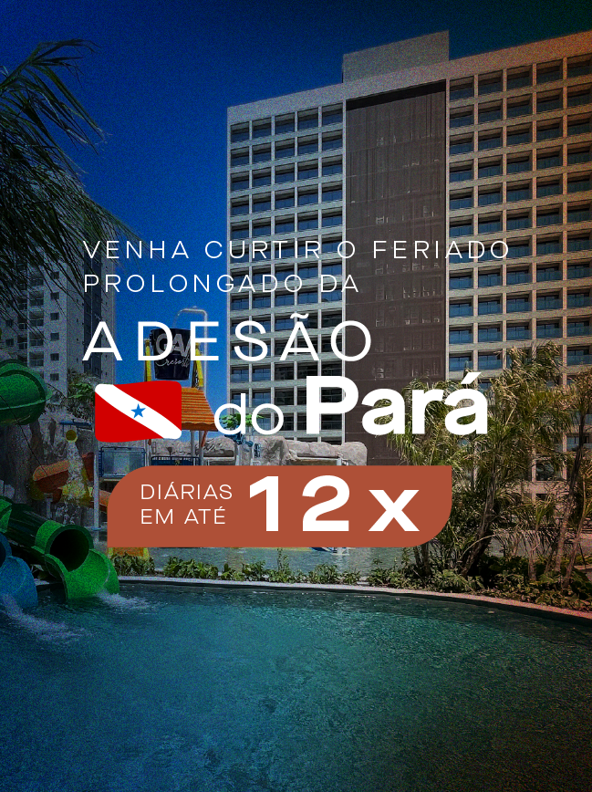 Uma mulher de biquíni está parada em um parque aquático.
