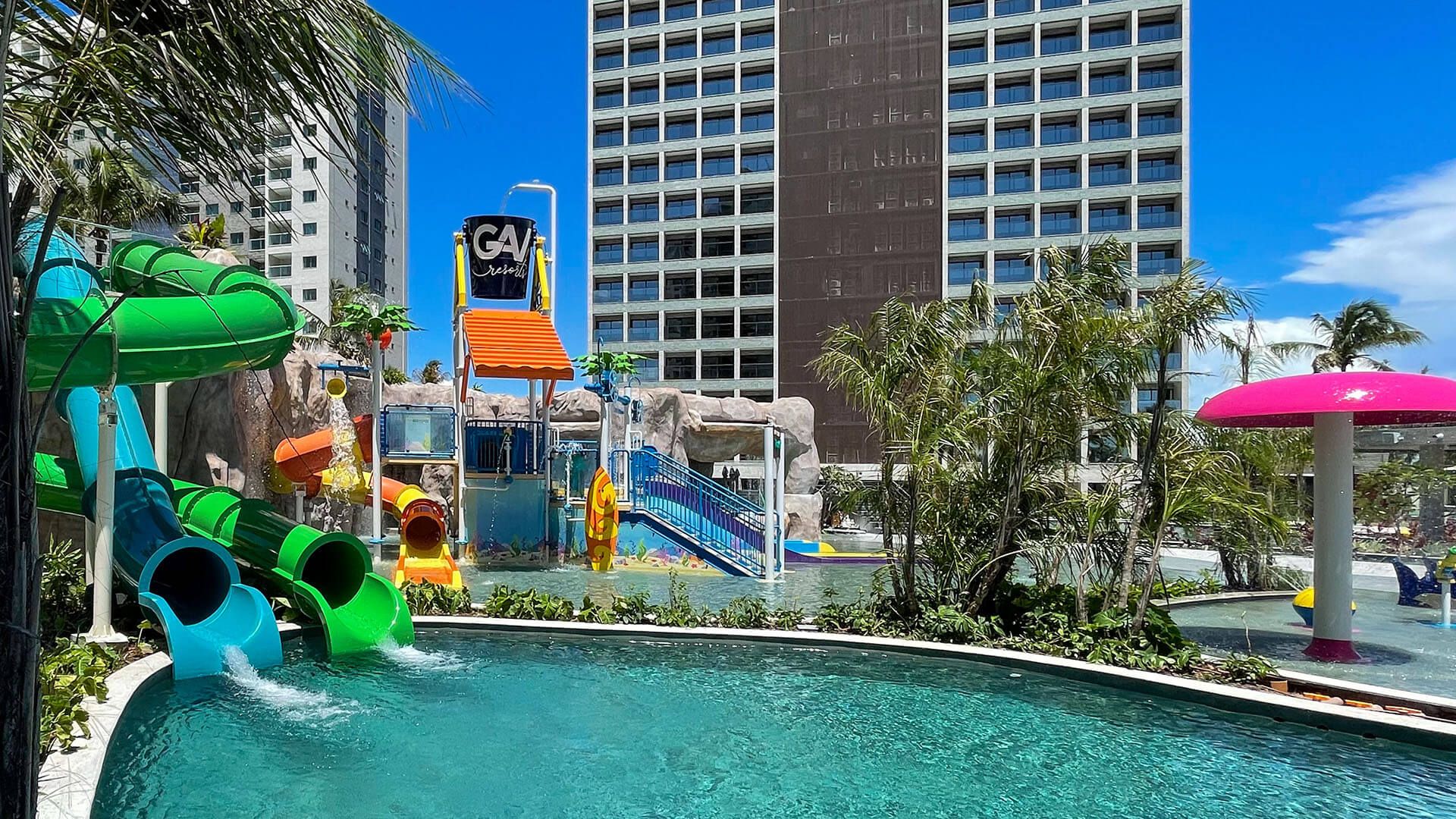 Foto de uma piscina com tobogã