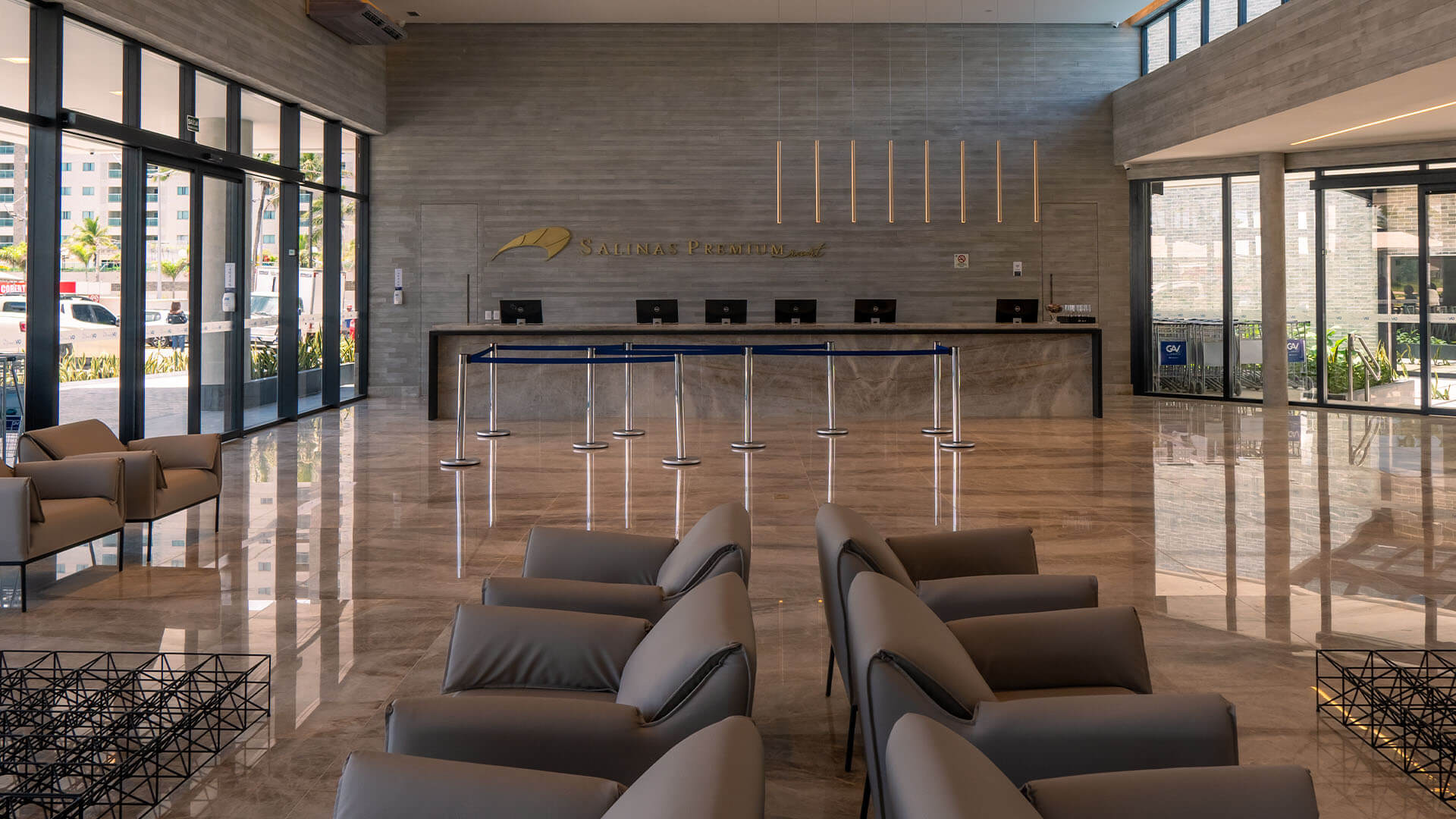 Hall de entrada com poltronas e área de atendimento.