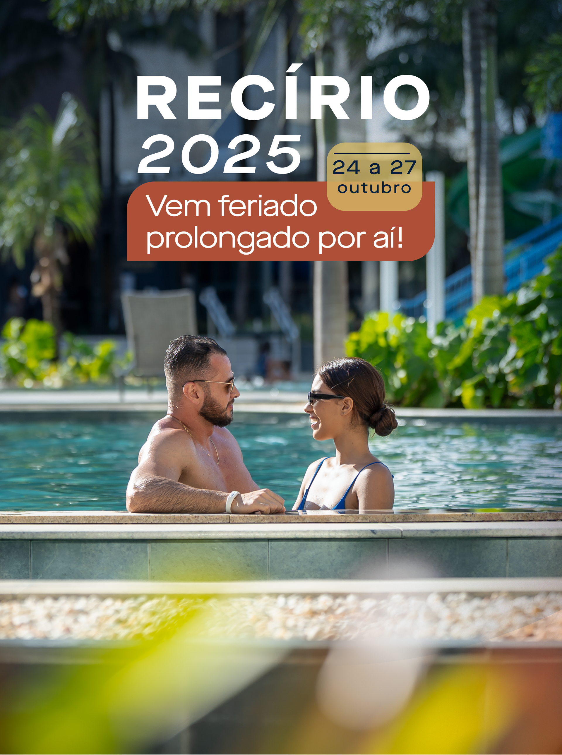 Uma mulher de biquíni está parada em um parque aquático.