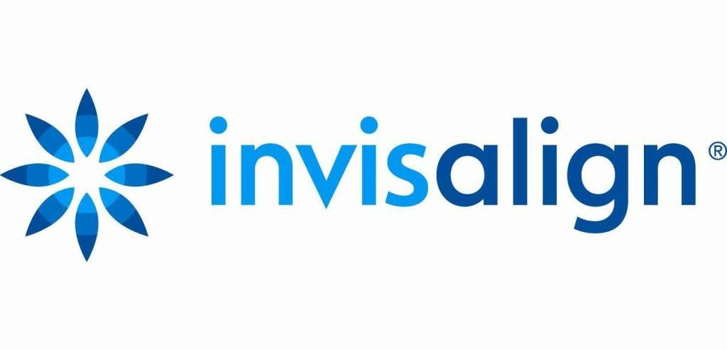Logotipo da Invisalign com uma flor azul e o nome da marca em azul.