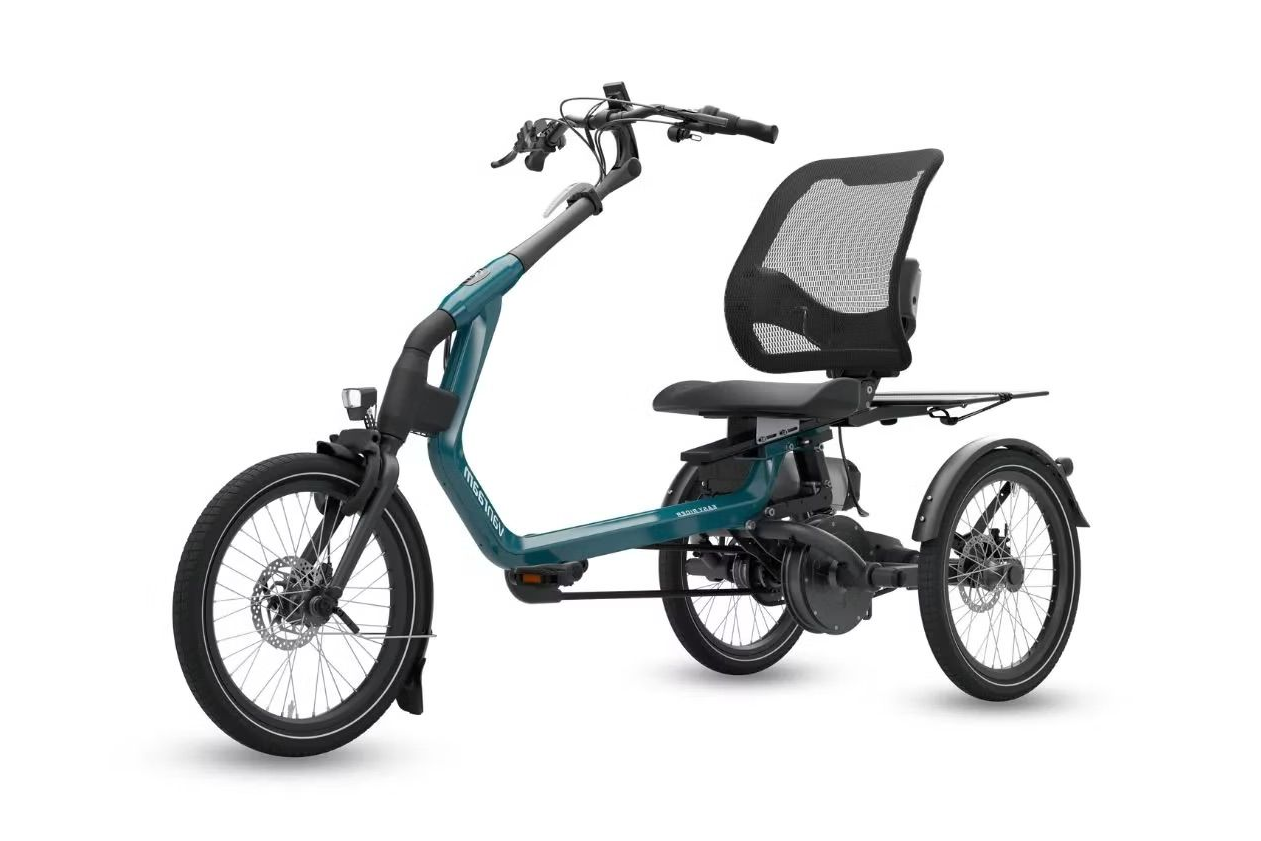 Turquoise ligfiets met drie wielen, een rugleuning van gaas, drie wielen en een koplamp.