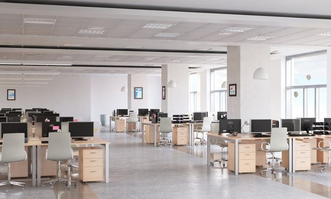 Ufficio con scrivanie e computer