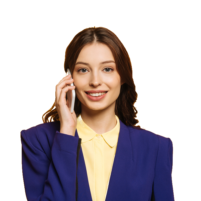 Una donna con giacca blu e camicia gialla sorride mentre è al telefono.