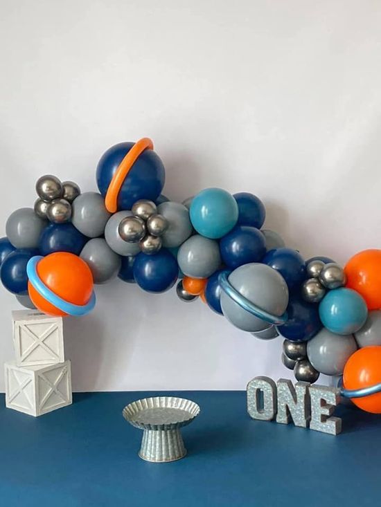 A balloon garland with the word one on it.