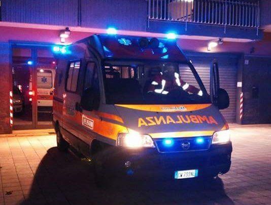 ambulanza con portelloni aperti