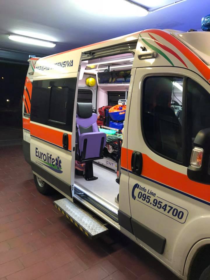 ambulanza con portellone laterale aperto