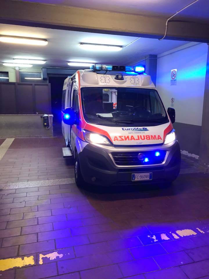 ambulanza con lampeggianti