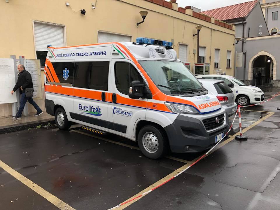 ambulanza in parcheggio ospedale