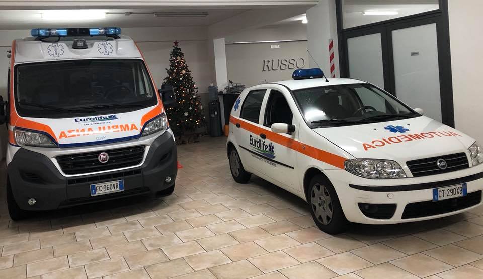 ambulanza e auto assistenza malati