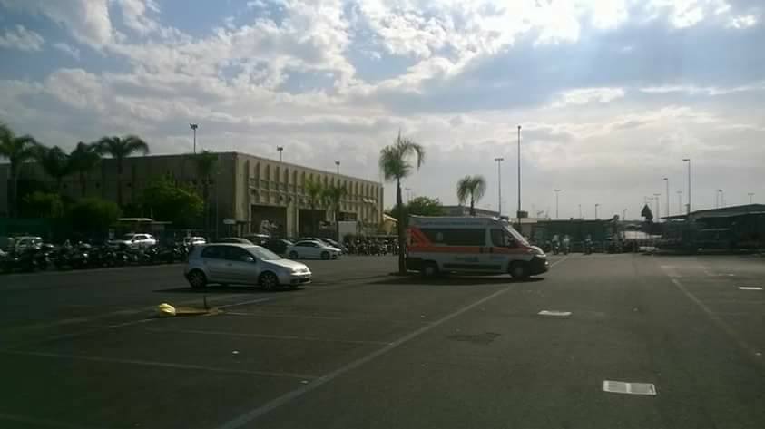 mezzo di soccorso nel parcheggio di un ospedale