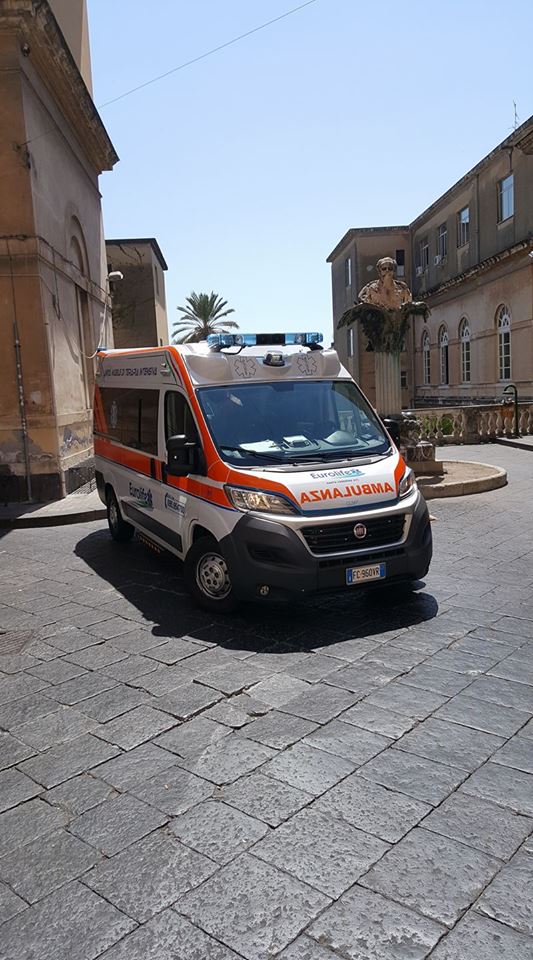 ambulanza parcheggiata in centro città
