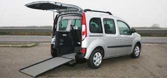 ambulanza in parcheggio ospedale