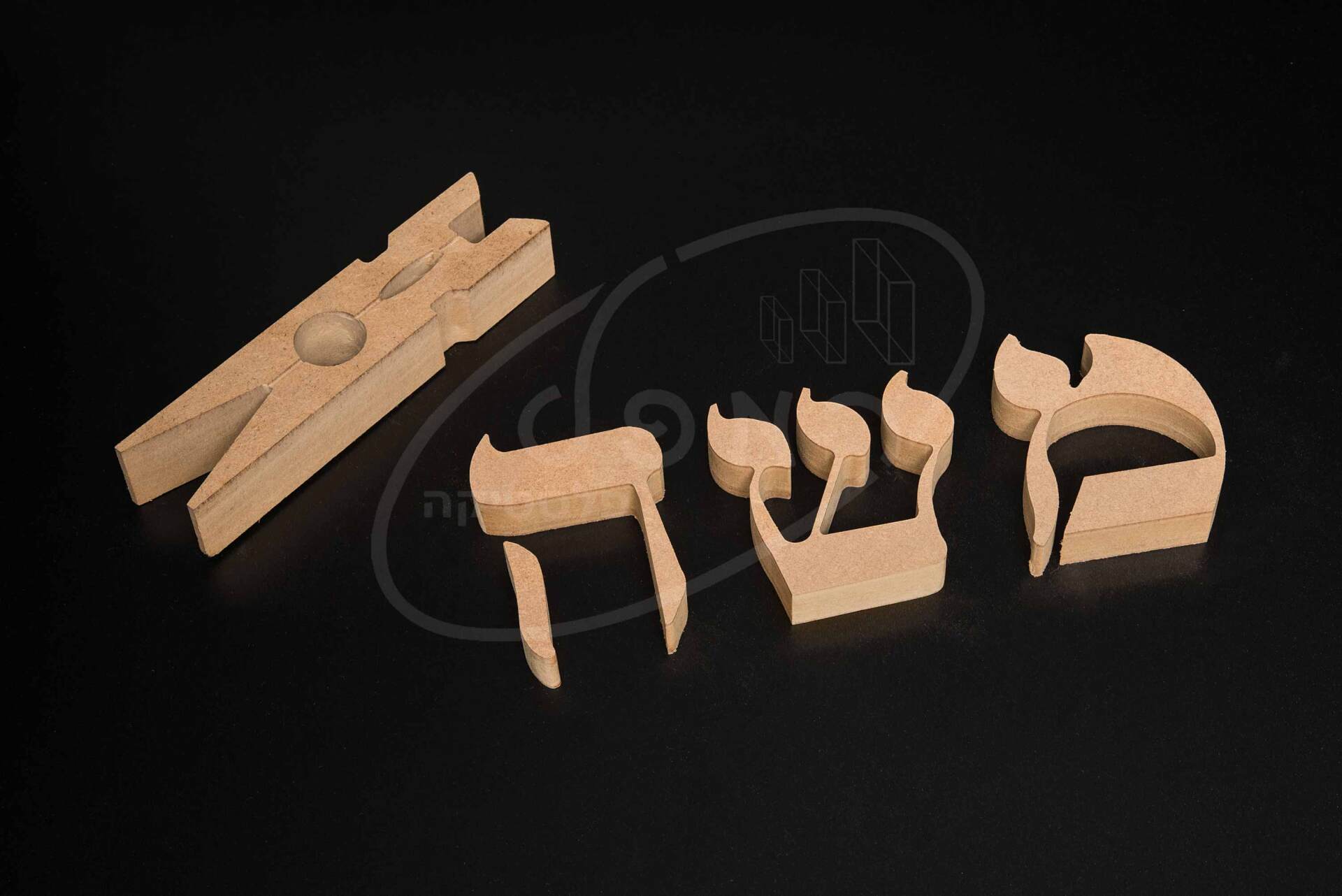 חיתוך אותיות ב CNC מ- MDF