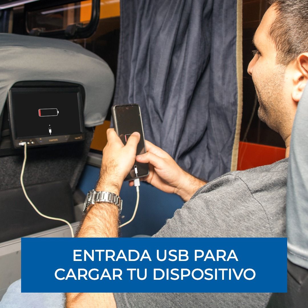 Un hombre está sentado en un automóvil con un teléfono conectado a un puerto USB