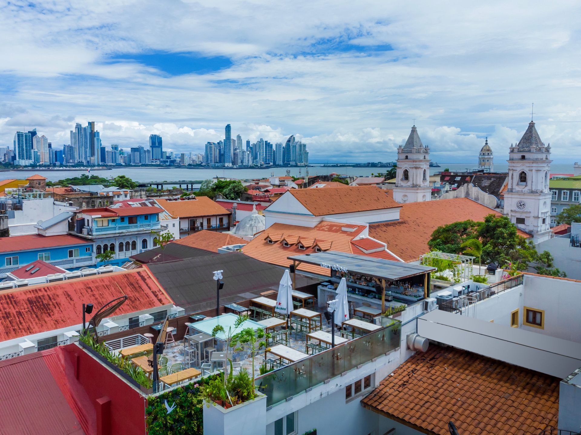 Vista desde la azotea de la ciudad de Panamá, con edificios históricos, horizonte moderno en la distancia y cielo azul.
