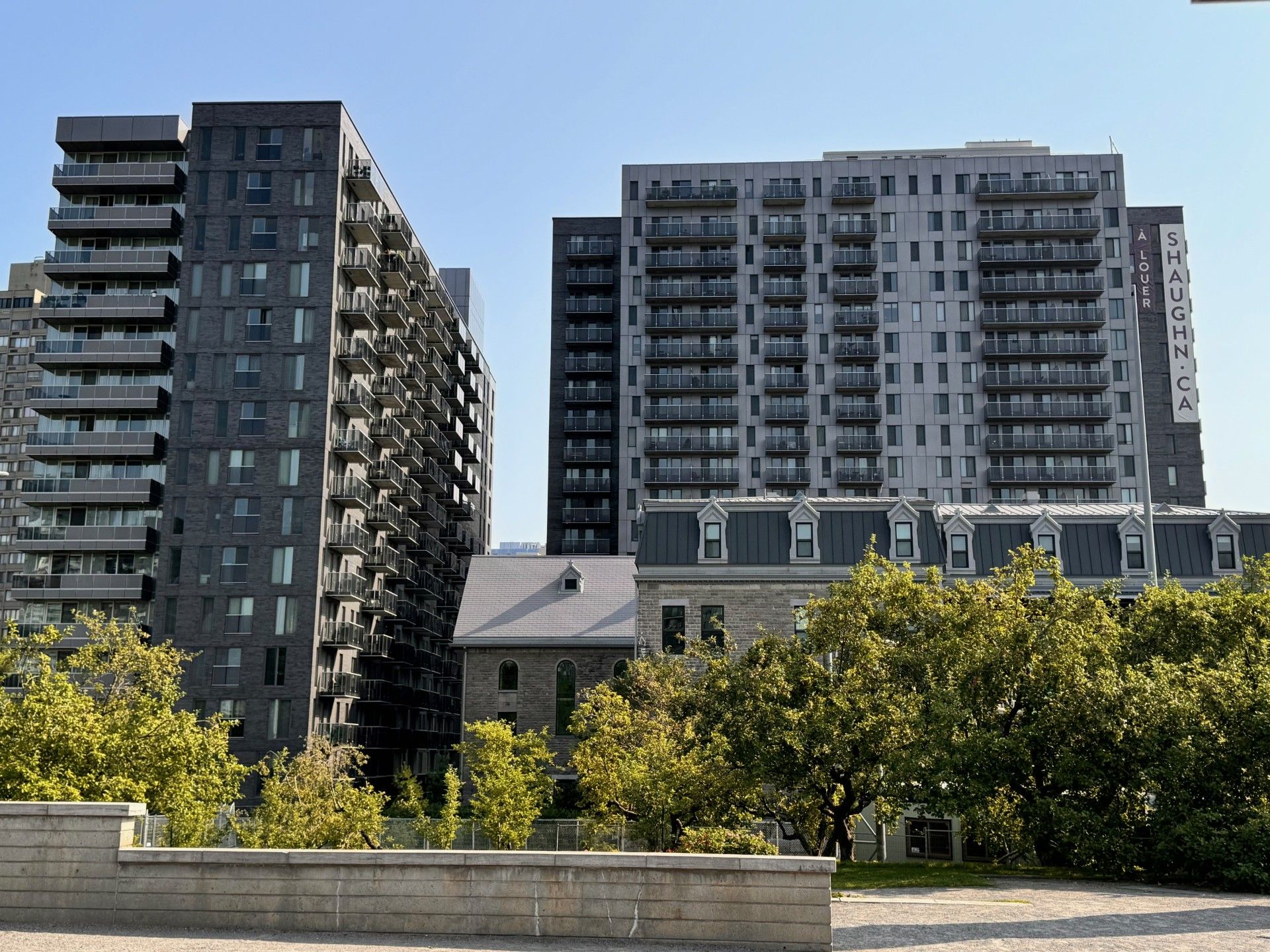 A large building with the word residence on it