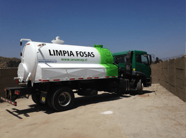 Seramsep dos trabajadores operando el camion cisterna