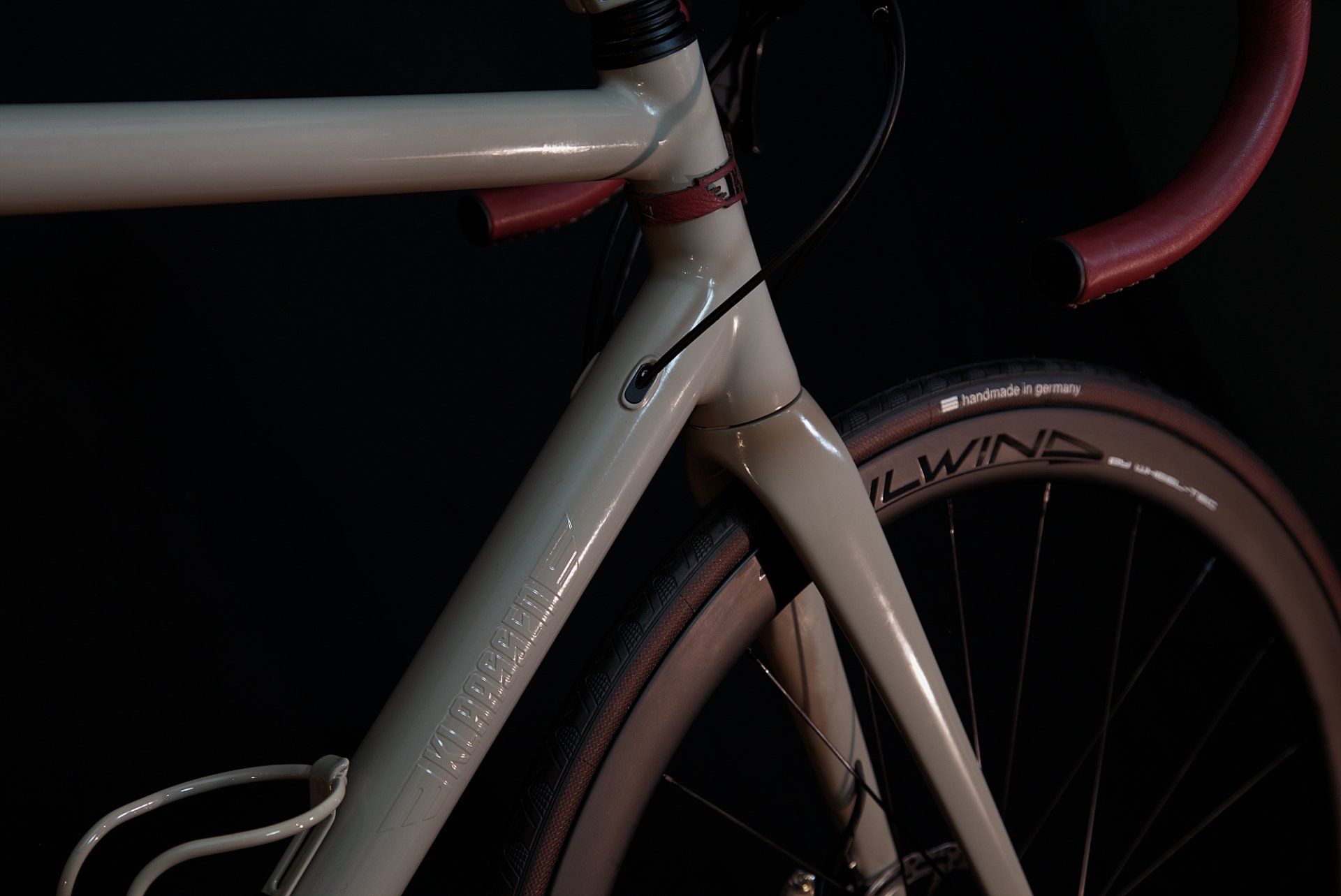 road bike, high tech aluminum, disc brake, stylish