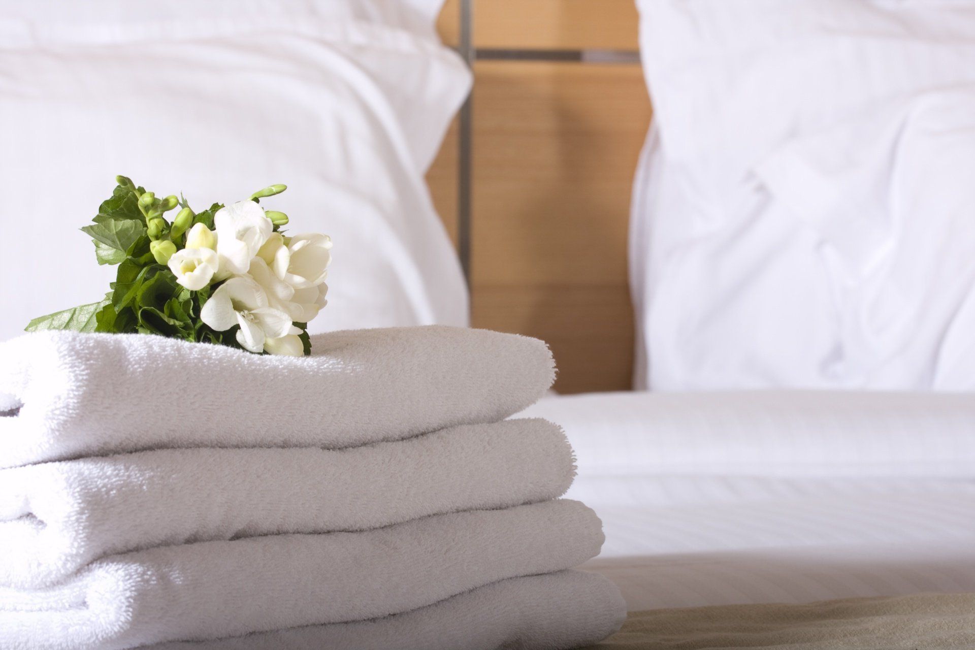 lenzuola pulite con fiori bianchi