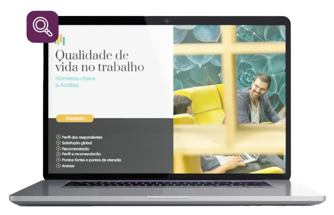 Um laptop com a imagem de um homem na tela.