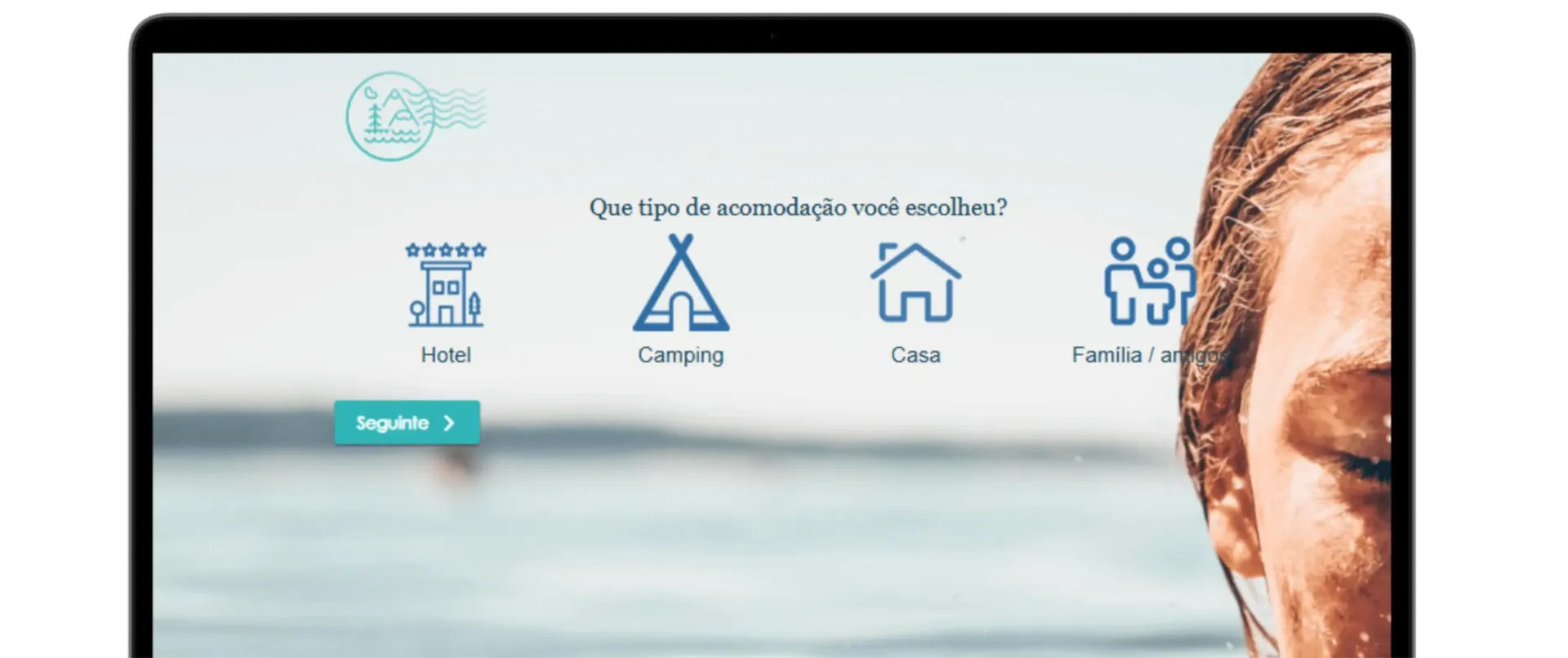 Um laptop com a imagem de uma mulher na tela.