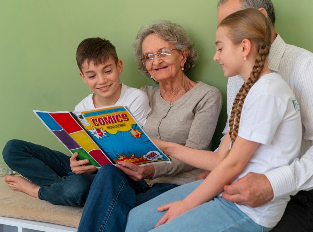 Uma família está sentada no chão lendo um livro junta.