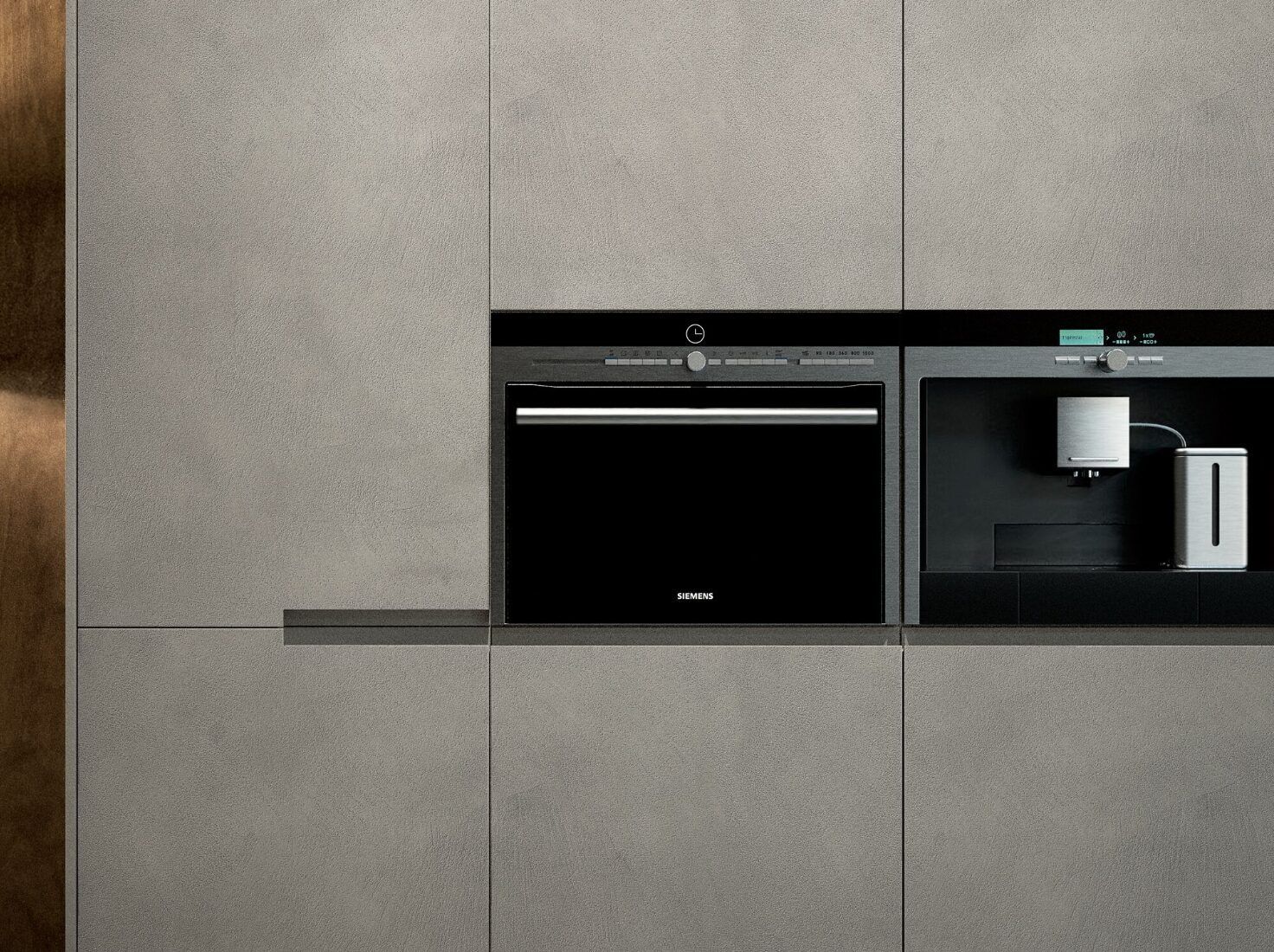 Cucina moderna a muro con forno nero, macchina del caffè e mobili grigi.