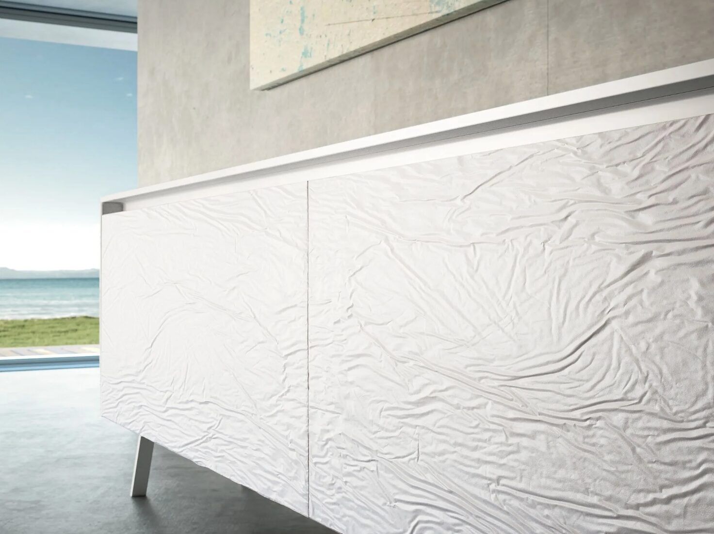 Mobile bianco con finitura a rilievo in una stanza moderna con vista sulla spiaggia attraverso una finestra.