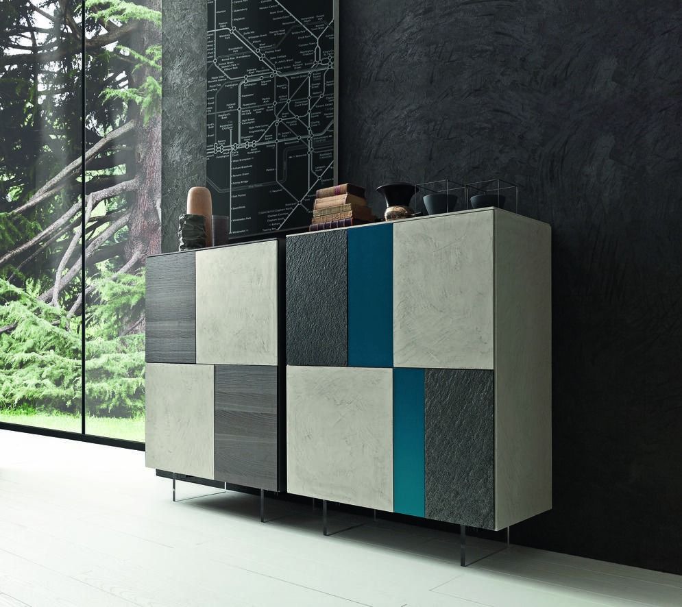 Mobile modulare moderno con pannelli grigi, bianchi e turchesi in una stanza elegante vicino a una grande finestra