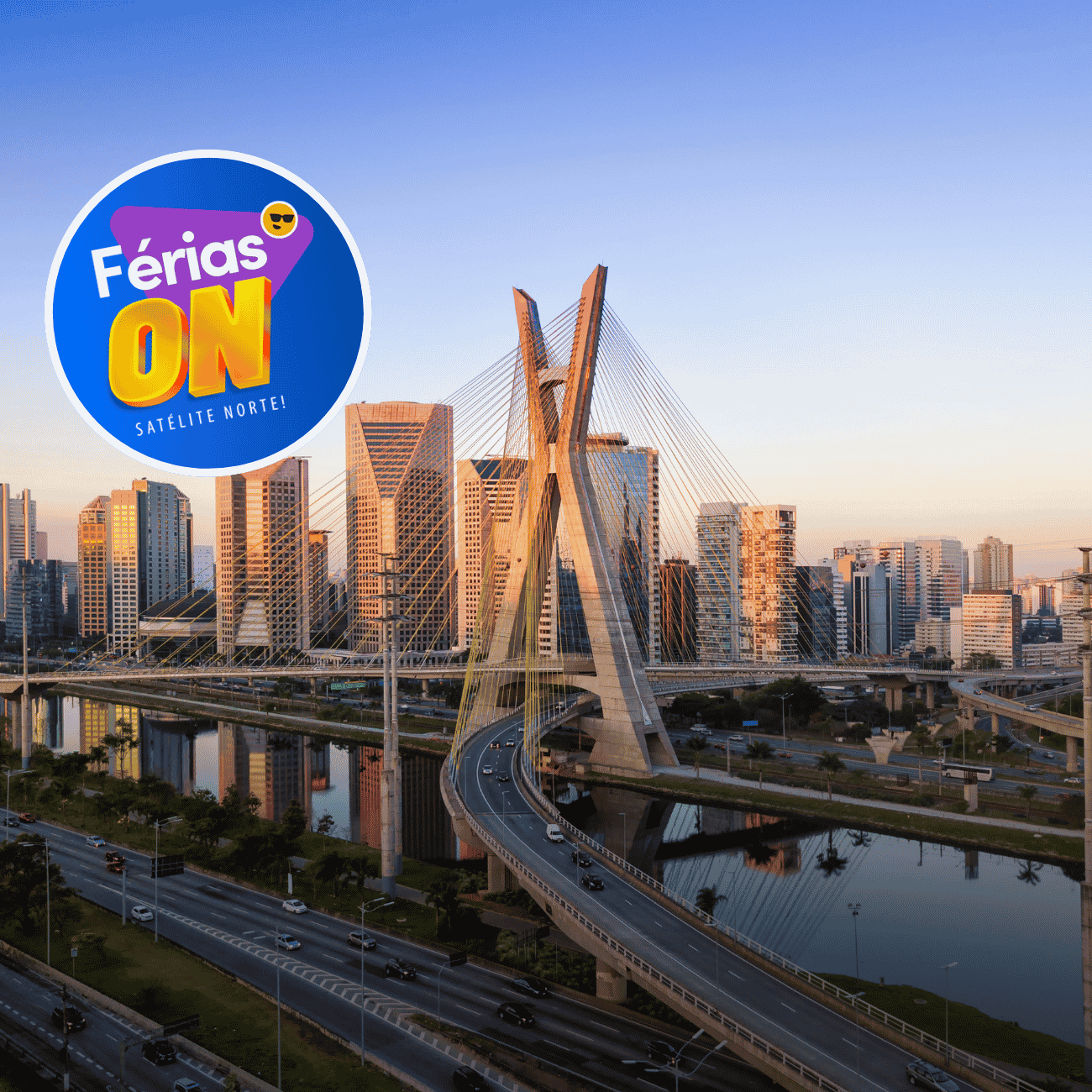 A imagem apresenta uma vista panorâmica da cidade de São Paulo ao entardecer, destacando a icônica Ponte Estaiada sobre o Rio Pinheiros.
Os prédios modernos da região empresarial refletem a luz dourada do pôr do sol, criando uma atmosfera urbana sofisticada.