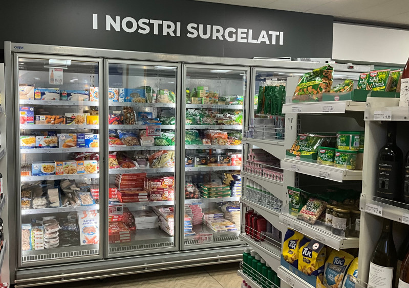 frigorifero del reparto surgelati con ricco assortimento di prodotti