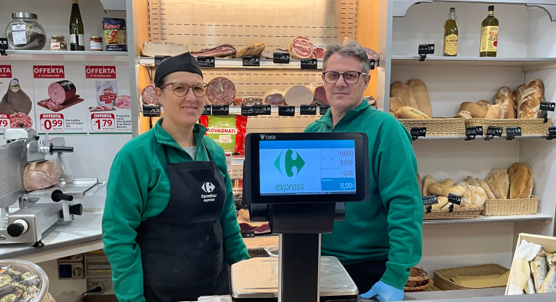 personale maschile e femminile al reparto gastronomia