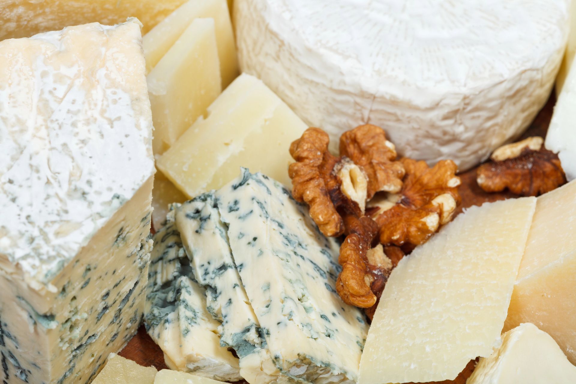 assortimento di formaggi tipici locali al reparto gastronomia