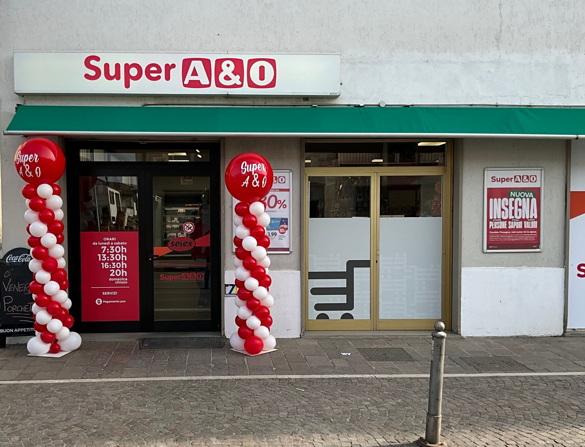 personale maschile e femminile al reparto gastronomia