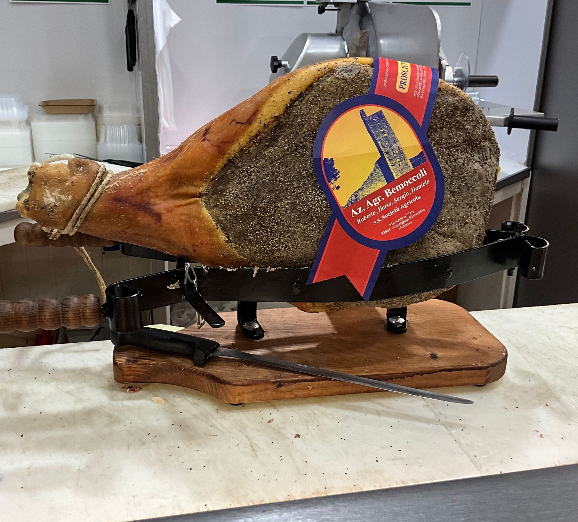 prosciutto di un'azienda del territorio, a km 0