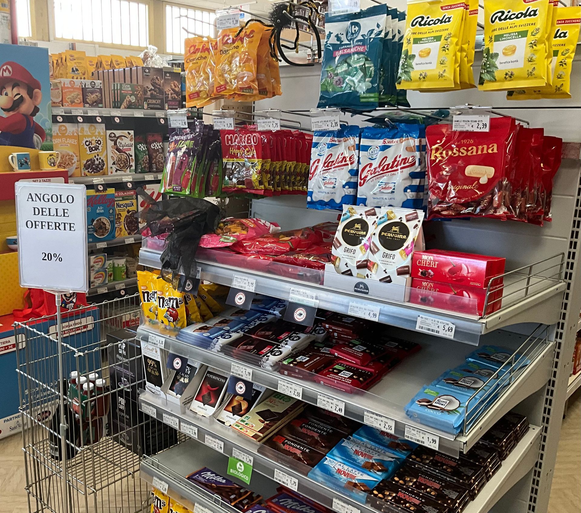 vasto assortimento di dolciumi nello scaffale dedicato alle offerte dell'omonimo angolo delle offerte