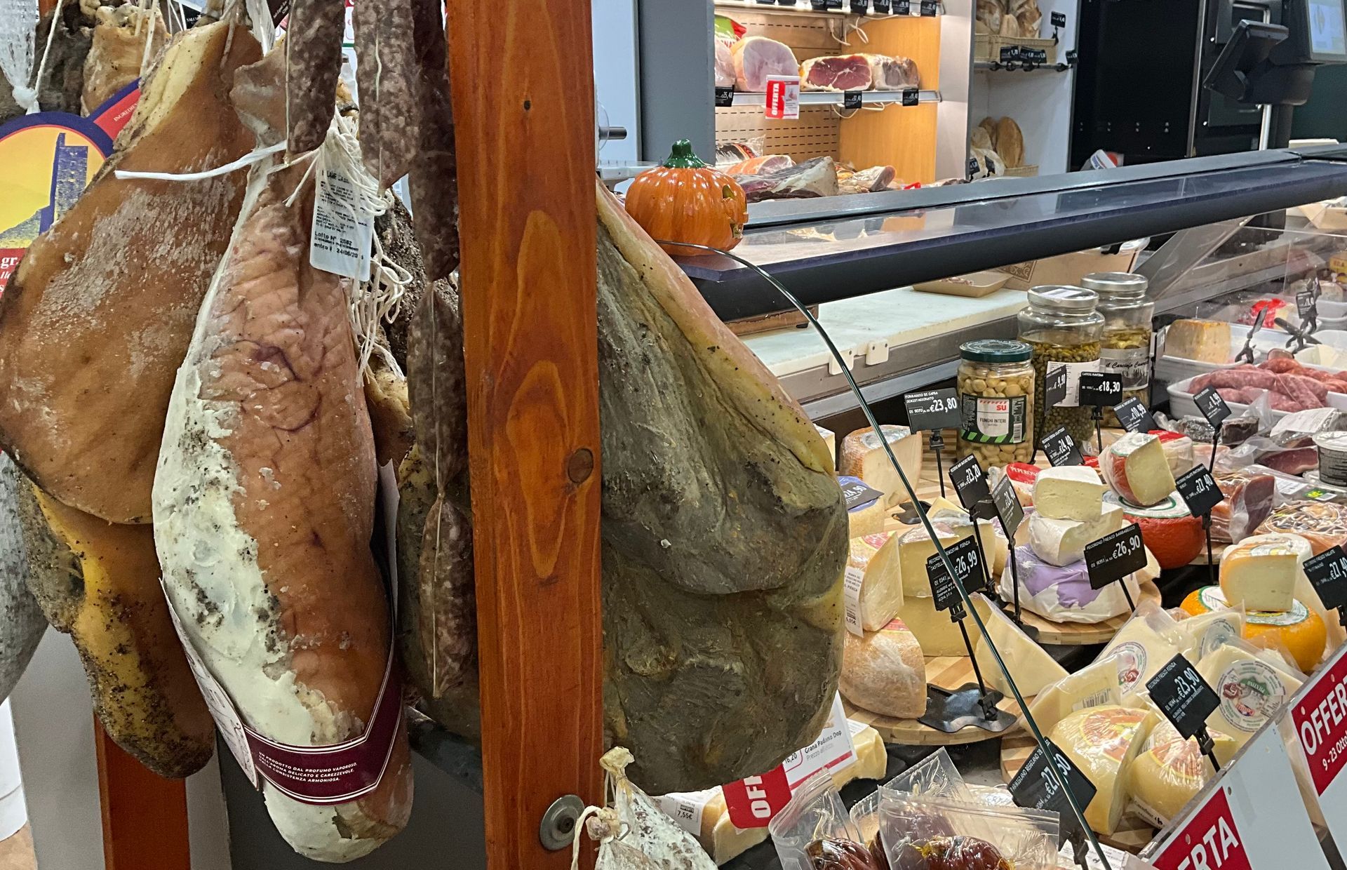 banco gastronomia con assortimento di affettati, salumi e formaggi