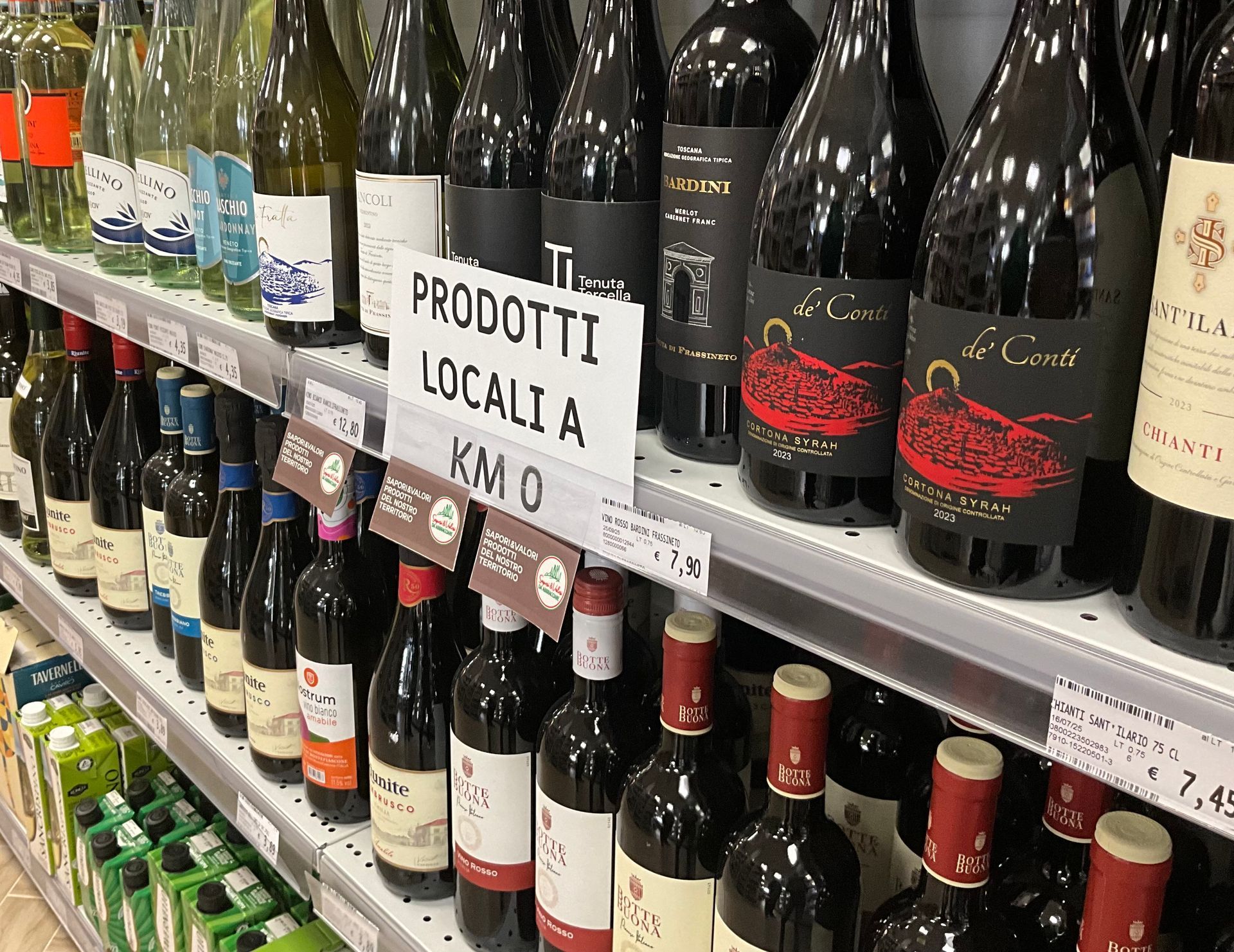 prodotti locali a km 0, in questo scaffale vini tipici