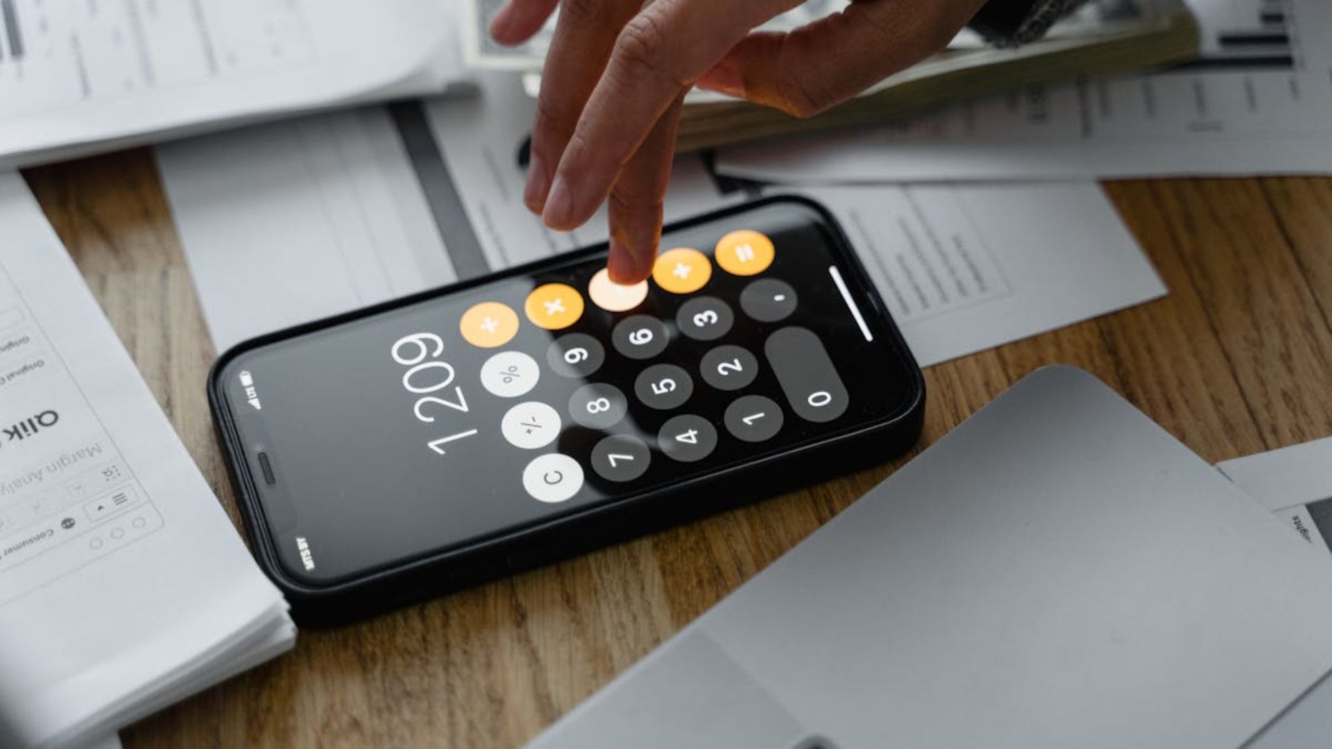 Un hombre está sentado en un escritorio con una carpeta que dice deudas.