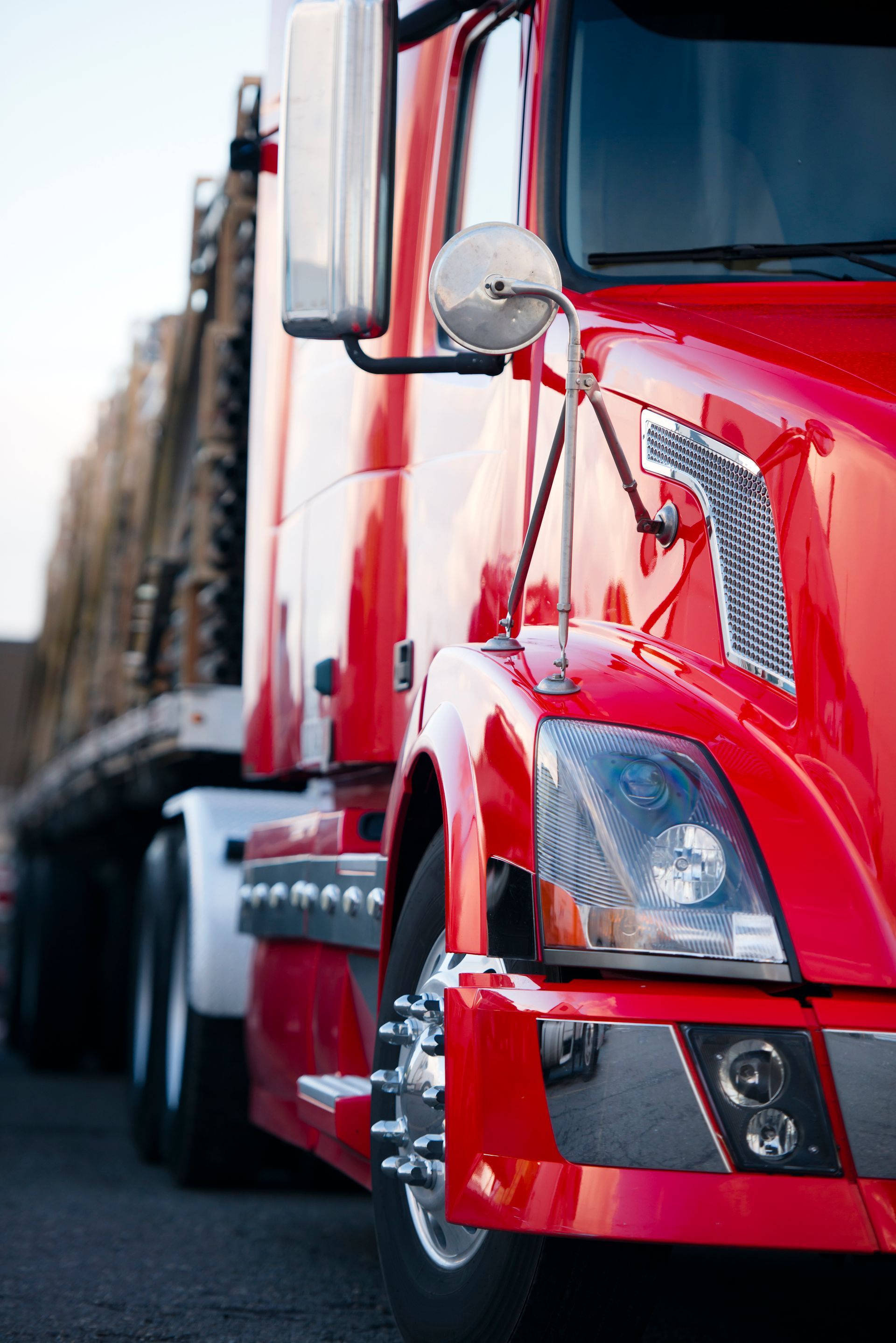 Un camión rojo está estacionado al costado de la carretera.
