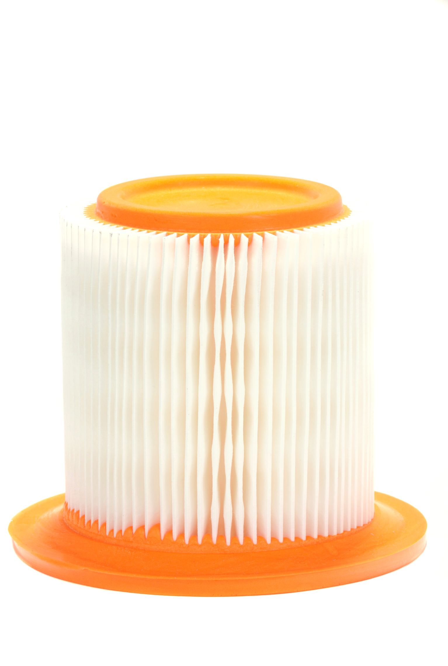 Un filtro de aspiradora con base naranja sobre fondo blanco.