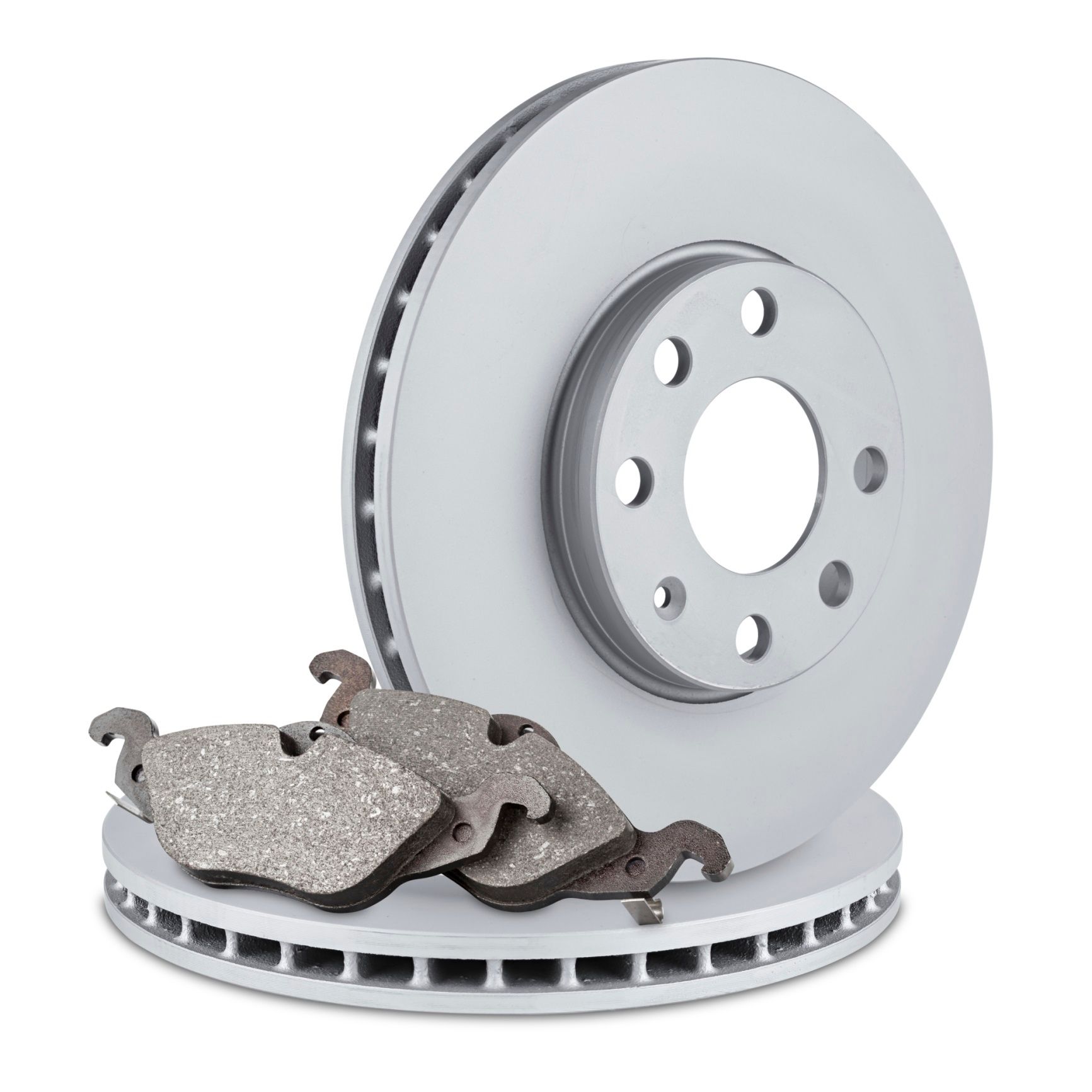 Un par de rotores de freno y pastillas de freno sobre un fondo blanco.