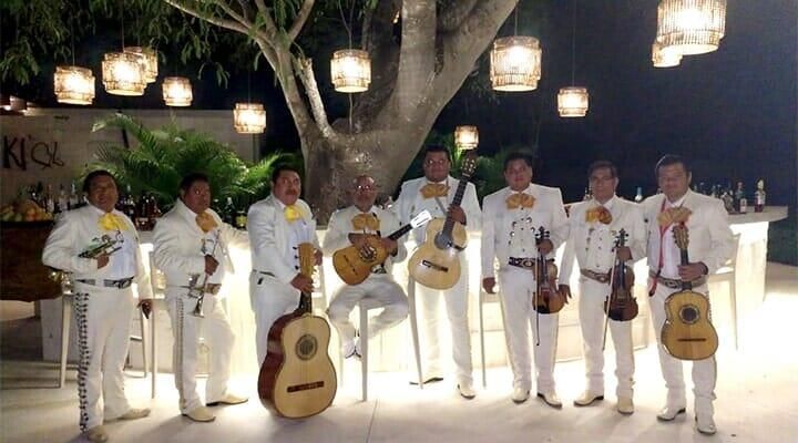 MARIACHI ÁGUILA - música para bautizos