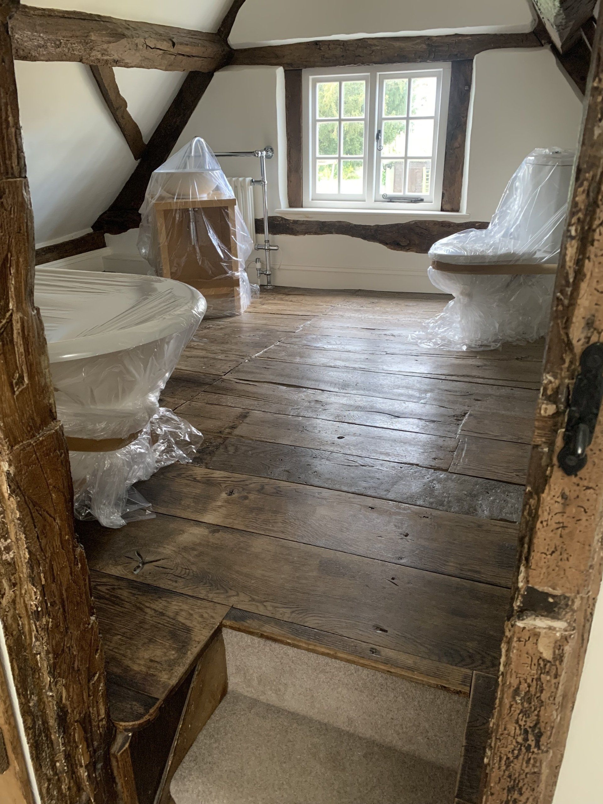 Micro blasting by Protinus beams - varnish removal from wooden beams in bathrooms, before