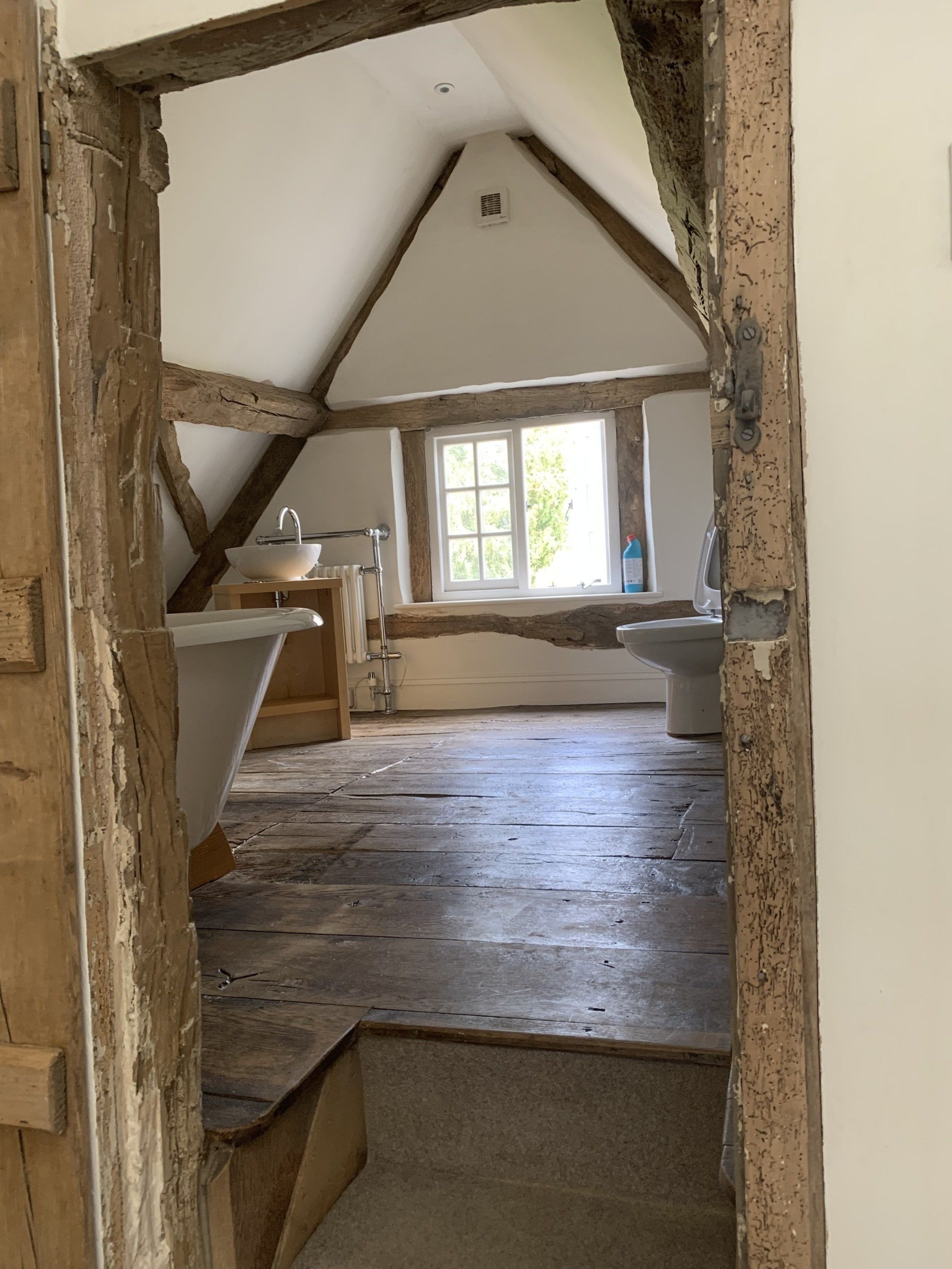 Micro blasting by Protinus beams - varnish removal from wooden beams in bathrooms, after
